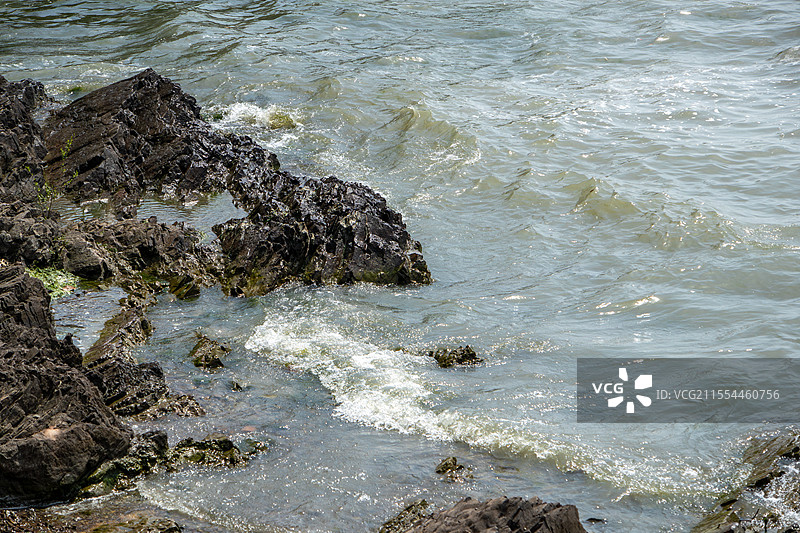 海岸边海浪拍打岩石的瞬间图片素材