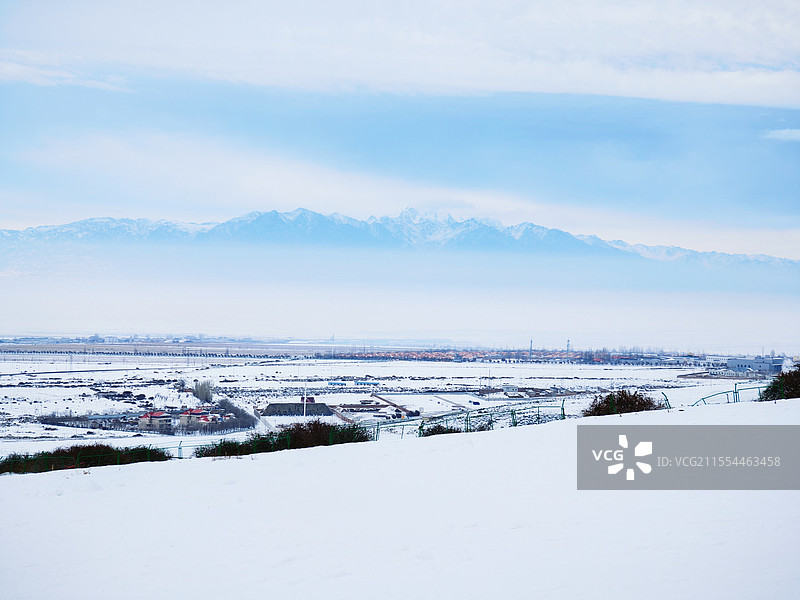 天山下的滑雪场图片素材
