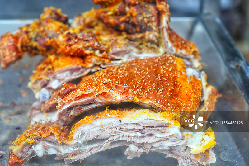 新疆传统特色美食：烤全羊图片素材