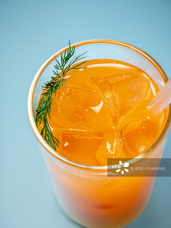 玻璃杯里的香草胡萝卜橘子冷饮图片素材