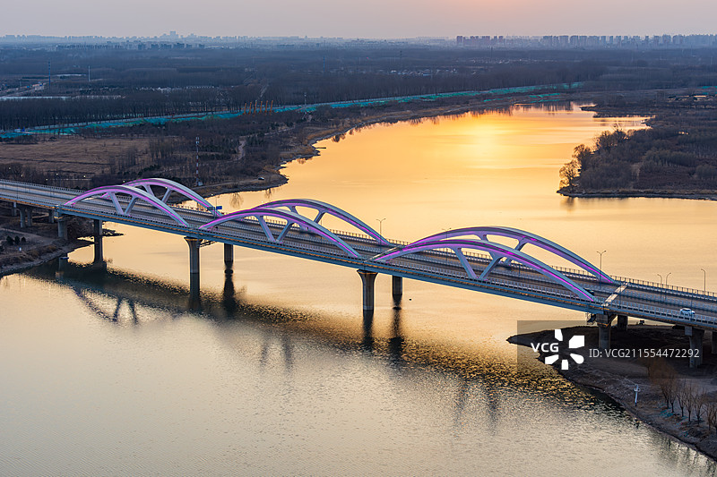 夕阳下的跨江大桥：厂通路潮白河大桥图片素材