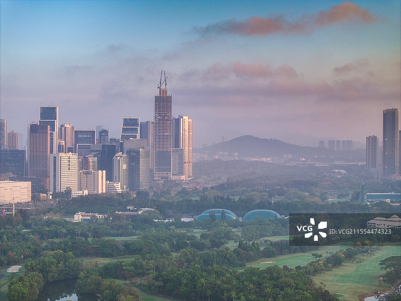 航拍深圳现代科技城市日出风景（超级总部基地，高科技开发区，大冲城中村改造，后海人才公园地标建筑）图片素材