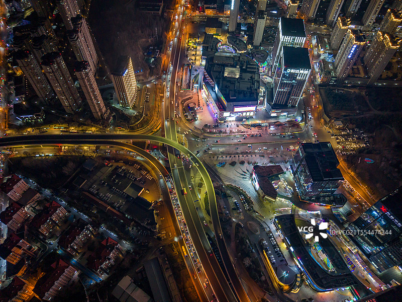 立交桥，高架路，青岛夜景航拍，夜晚城市车流交通图片素材
