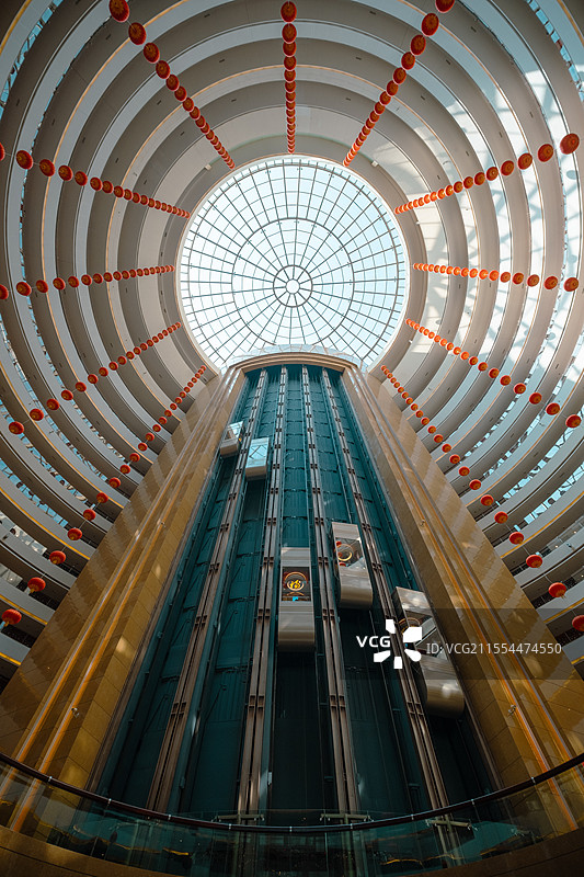 杭州国际会议中心洲际酒店室内仰拍，空间感对称建筑，科技感电梯图片素材