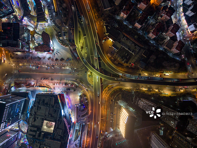 立交桥，高架路，青岛夜景航拍，夜晚城市车流交通图片素材