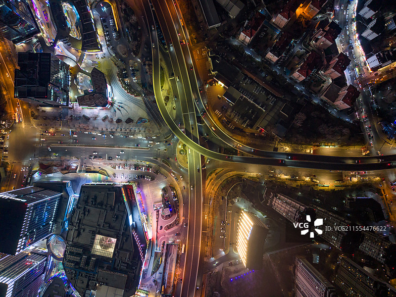 立交桥，高架路，青岛夜景航拍，夜晚城市车流交通图片素材