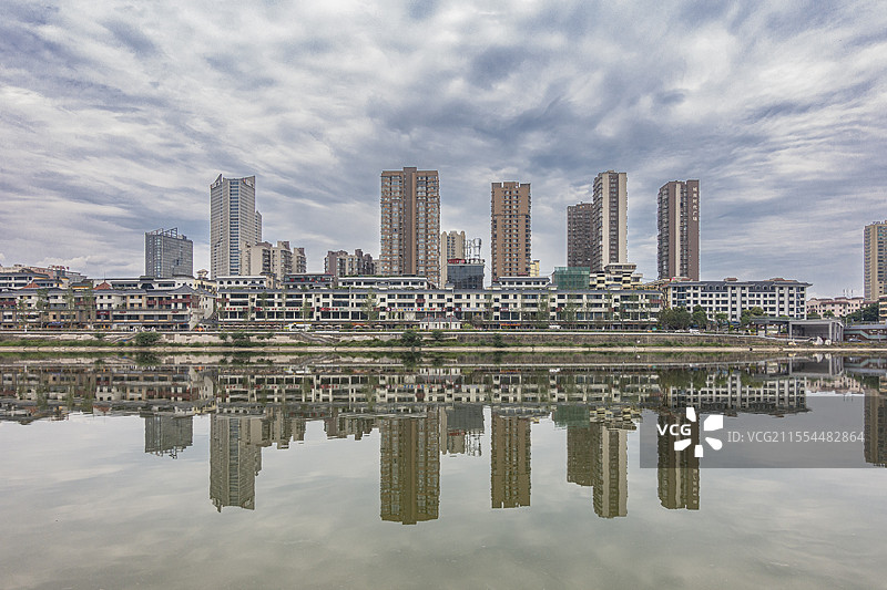 四川省广元市嘉陵江对面看利州区楼群图片素材