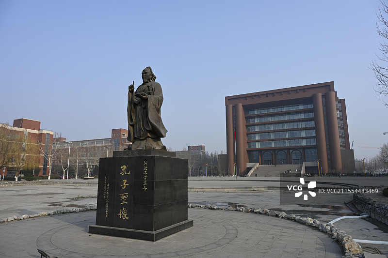 河北大学七一路校区 孔子 雕像图片素材