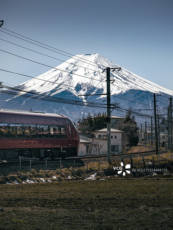 火车驶向富士山图片素材