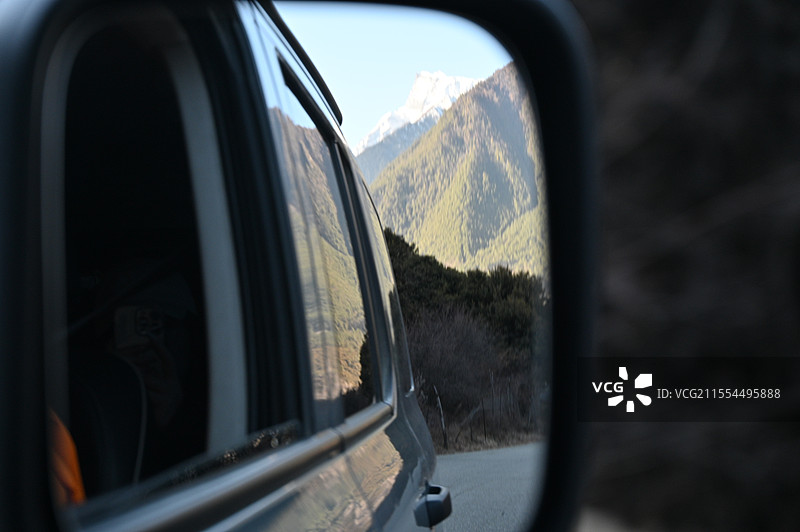 镜子后图片素材