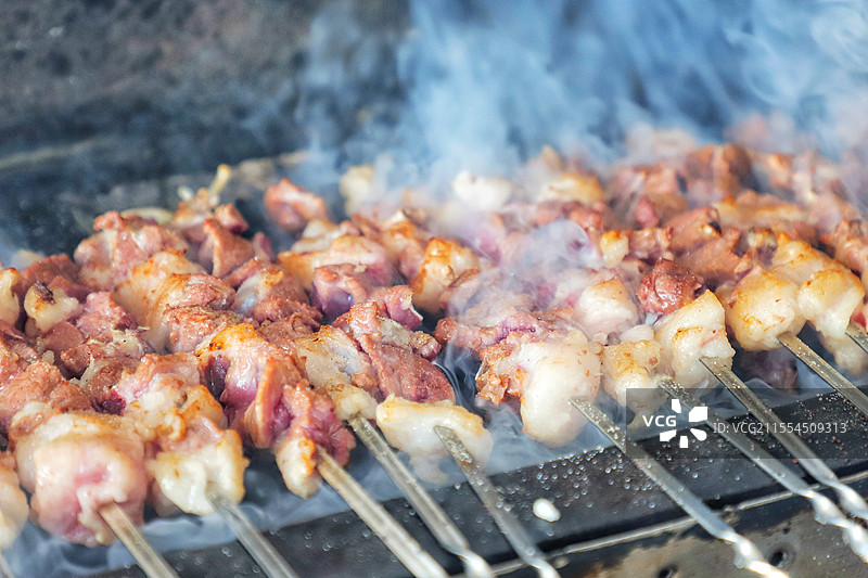 烟火气中的新疆特色美食：烤羊肉串图片素材
