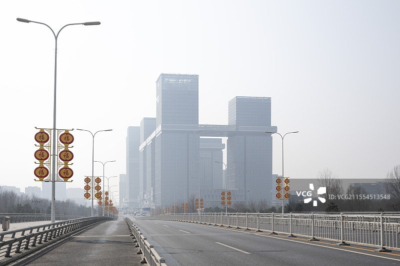 中度、轻度污染 雾霾中的现代城市、快速路、路灯、灯笼图片素材