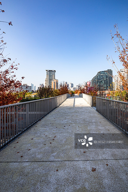 上海苏河湾汽车广告背景图-建筑物背景广场地面图片素材
