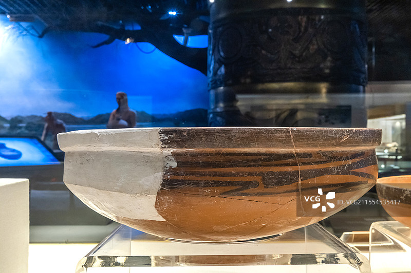 甘肃省博物馆鱼纹彩陶盆新石器时代大地湾文化公元前6000-前5000年1978年甘肃省秦安县大地湾出图片素材