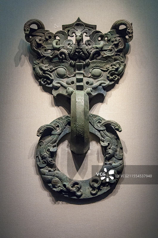 河北博物院文物春秋时期透雕龙凤纹铜铺首图片素材