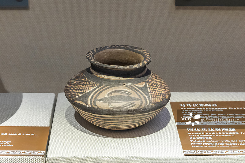 甘肃省博物馆对鸟纹彩陶壶新石器时代马家窑文化公元前3000-前2700年1956年天水关子乡杨家坪采图片素材