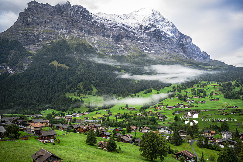 瑞士阿尔卑斯山脉艾格峰下的村落风景图片素材
