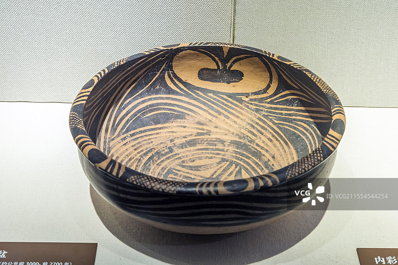 甘肃省博物馆变体人面纹彩陶盆新石器时代马家窑文化公元前3000-前2700年1977年甘肃榆中县马家图片素材