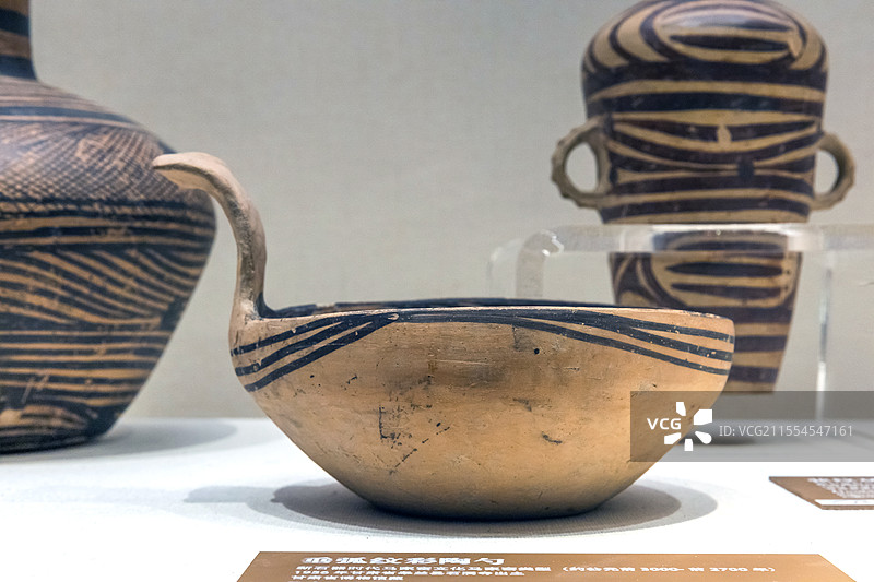 甘肃省博物馆垂弧纹彩陶勺新石器时代马家窑文化公元前3000-前2700年1956年甘肃皋兰县石洞寺出图片素材