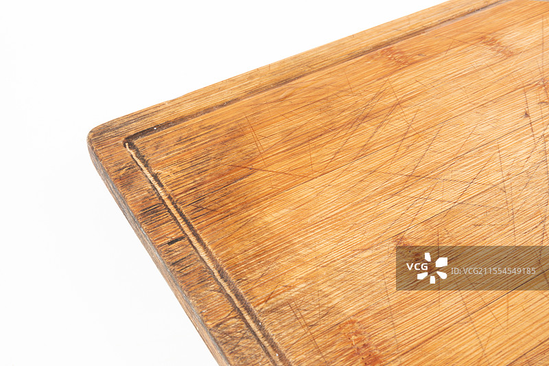 白色背景上的使用很久的生霉切菜板图片素材