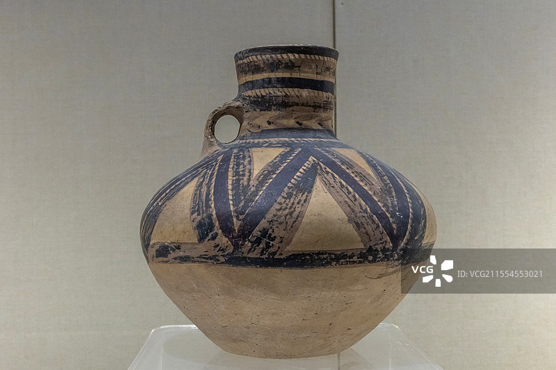 甘肃省博物馆折带纹彩陶壶新石器时代马家窑文化半山类型公元前2700-前2300年1973年甘肃广河县图片素材
