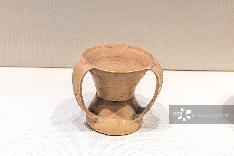 甘肃省博物馆三大耳红陶罐青铜时代齐家文化公元前2200-前1700年甘肃广河县齐家坪出土图片素材