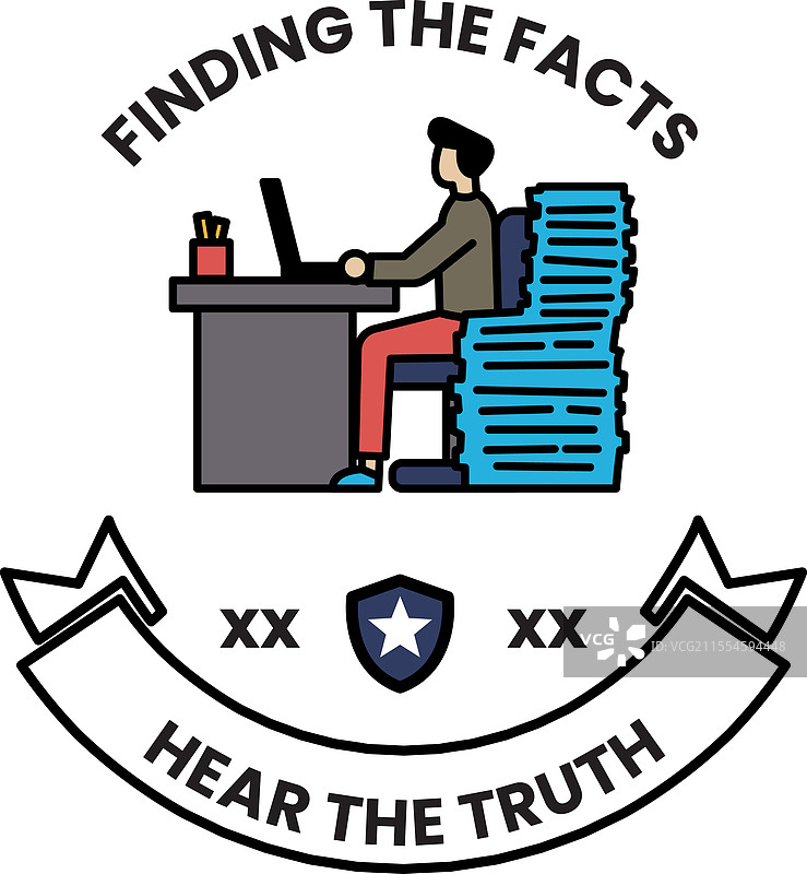 一名男子坐在桌子前，面前有一台笔记本电脑。图片素材