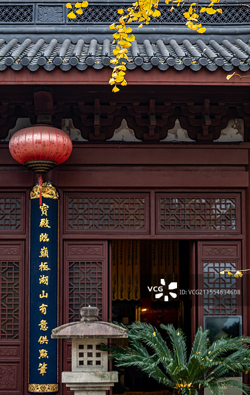 浙江杭州西湖灵隐永福禅寺大雄宝殿福星门秋色秋天的银杏树景观图片素材