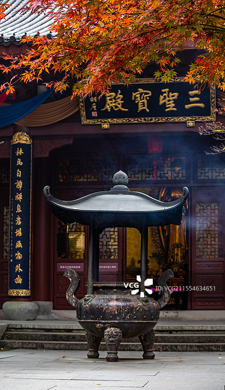 浙江杭州西湖灵隐永福禅寺文景阁三圣宝殿卓然世外佛教建筑背景中的红枫枫叶秋天秋色自然景观图片素材