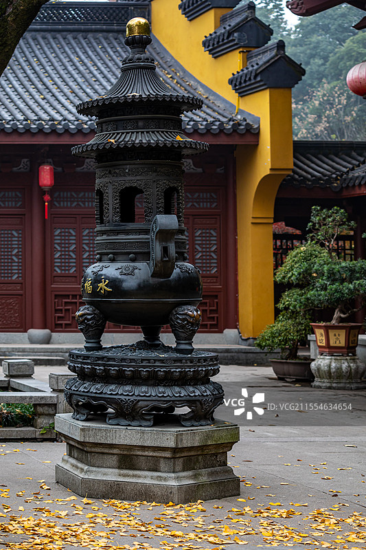 浙江杭州西湖灵隐永福禅寺大雄宝殿福星门秋色秋天的银杏树景观图片素材