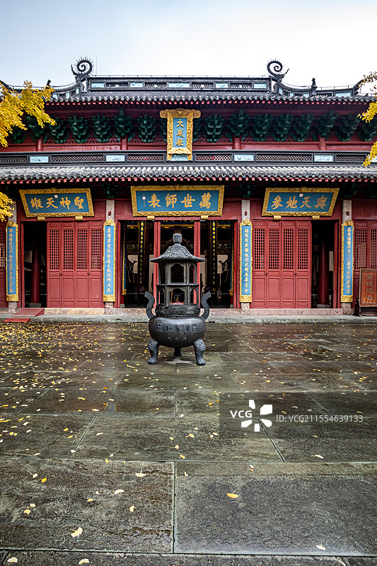 秋天银杏黄叶背景中的浙江杭州孔庙大成门棂星门大成殿泮水桥建筑秋色景观图片素材