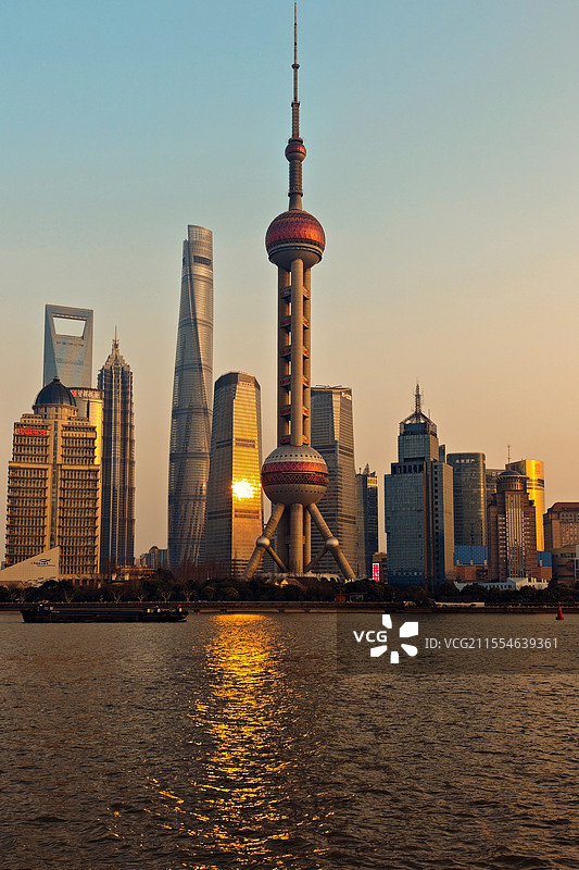 黄昏中的上海外滩东方明珠图片素材