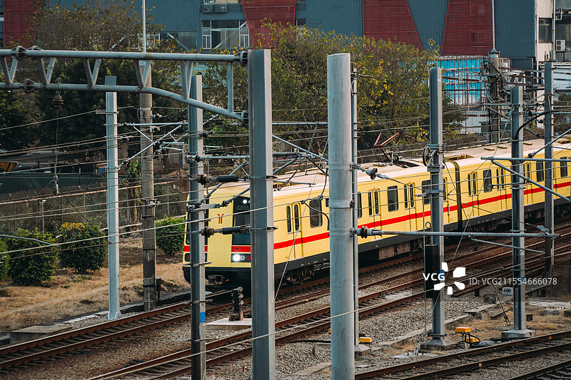 广州地铁坑口路段，1号线“小黄车”，德国西门子列车俗称“大西”图片素材