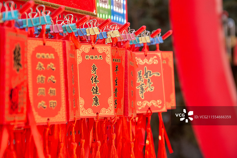 景区的许愿丝带与祈福牌图片素材