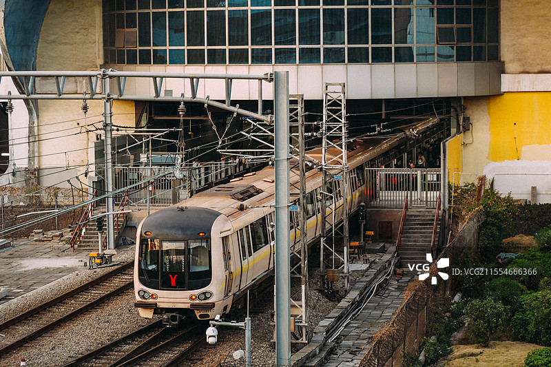 广州地铁坑口路段，1号线地铁庞巴迪长客列车，俗称“蚕宝宝”，于2002-2006年制造图片素材