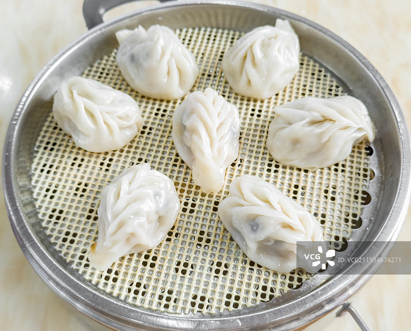 桌面上的一笼蒸饺的特写图片素材
