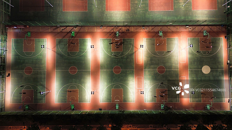 河北传媒学院夜晚篮球场全景图片素材