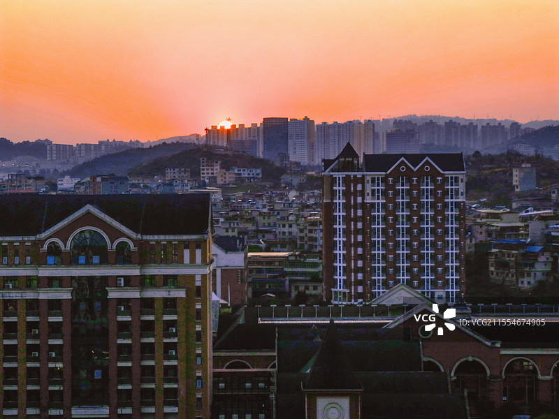 夕阳下的乌当洛湾国际学校图片素材