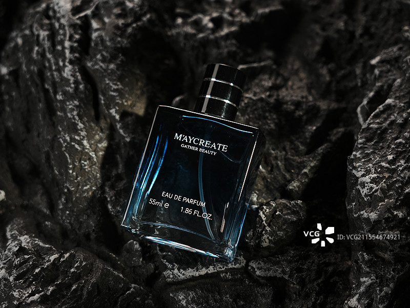 岩石上香水瓶子的特写镜头图片素材