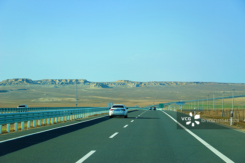新疆首条沙漠高速公路——S21阿勒泰至乌鲁木齐高速公路图片素材