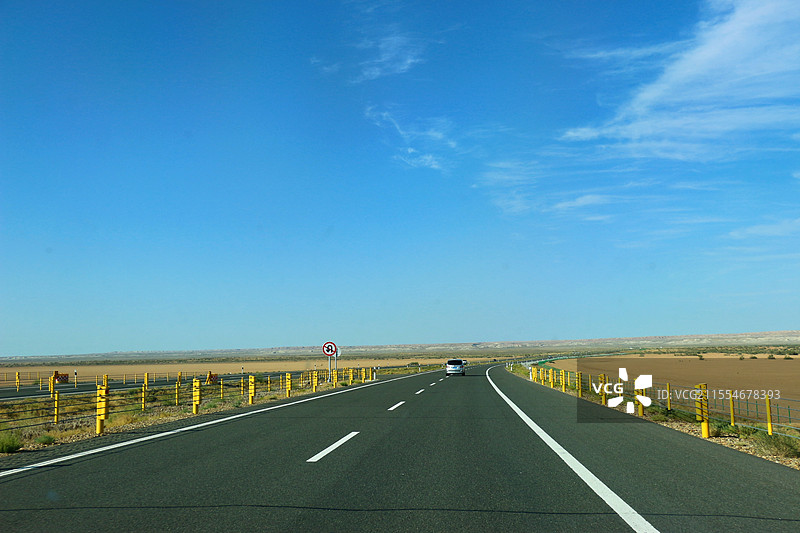 新疆首条沙漠高速公路——S21阿勒泰至乌鲁木齐高速公路图片素材