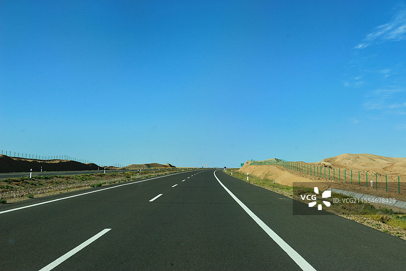 新疆首条沙漠高速公路——S21阿勒泰至乌鲁木齐高速公路图片素材