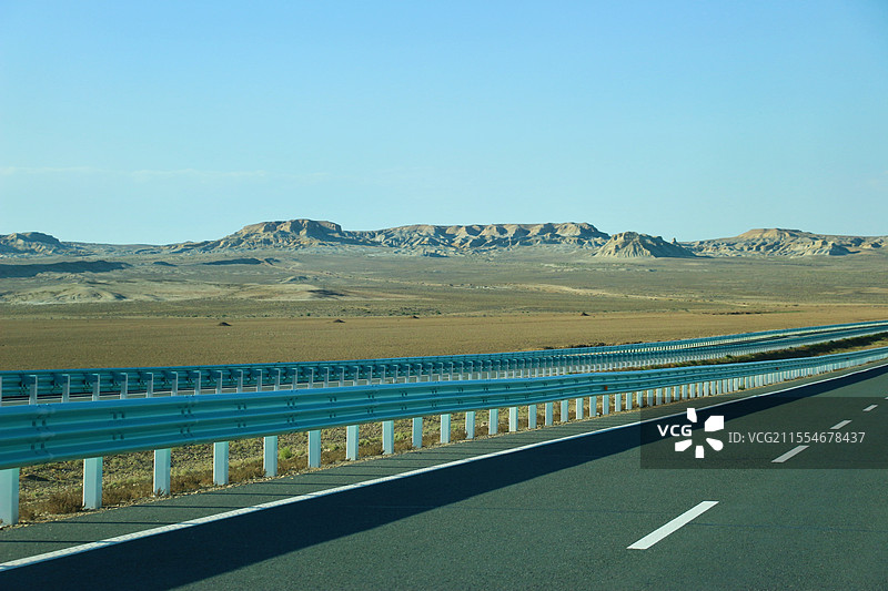 新疆首条沙漠高速公路——S21阿勒泰至乌鲁木齐高速公路图片素材