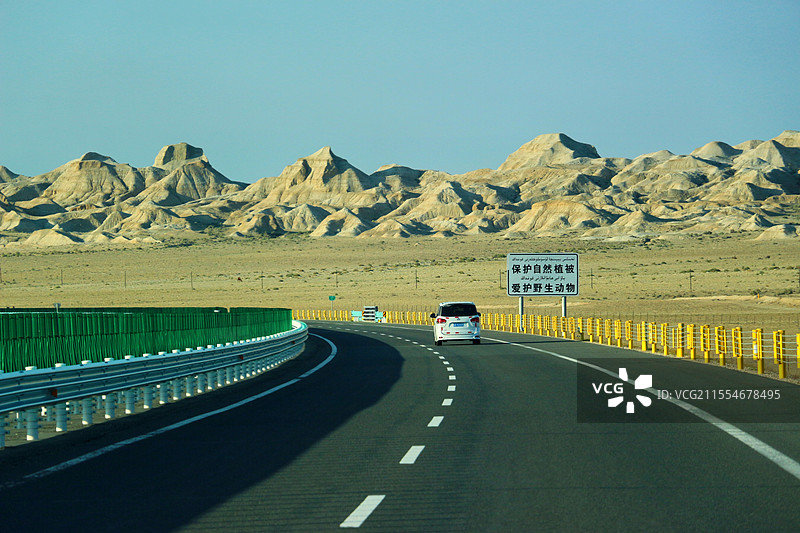 新疆首条沙漠高速公路——S21阿勒泰至乌鲁木齐高速公路图片素材