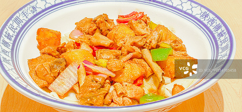 西北大盘鸡拌面图片素材