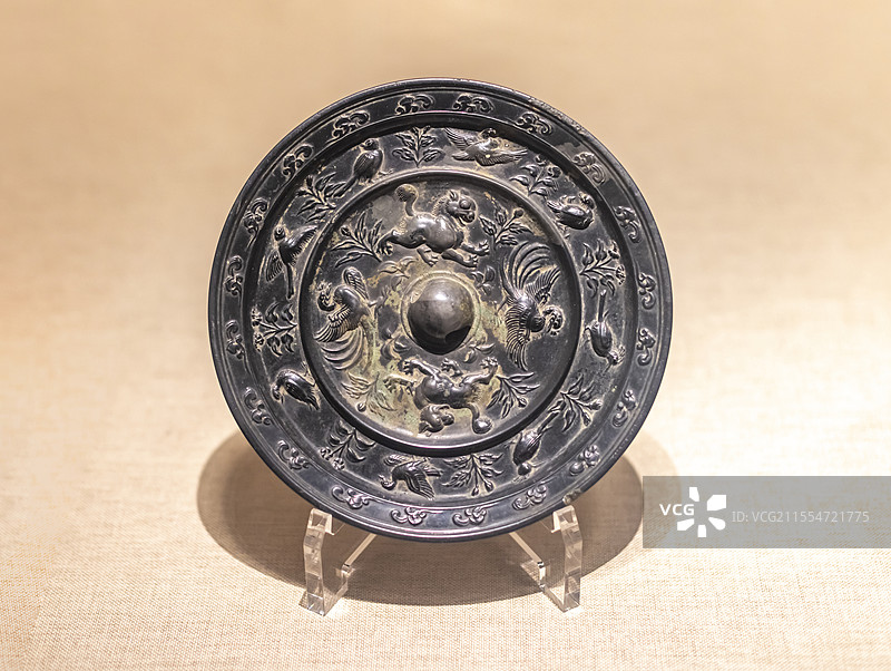 双凤双狮花鸟纹铜镜 唐代 镇平县出土 河南博物院图片素材