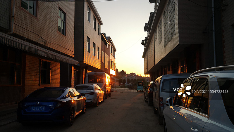 夕阳中的海晏村图片素材