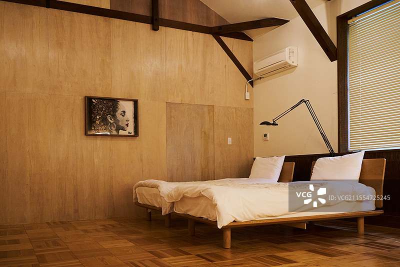 Minimalist wooden bedroom图片素材