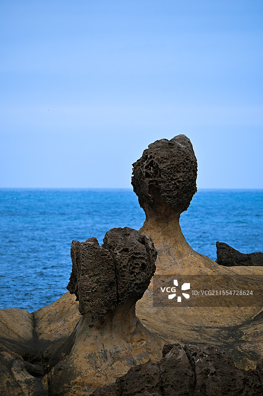 台北野柳地质公园大海旁的风蚀柱图片素材