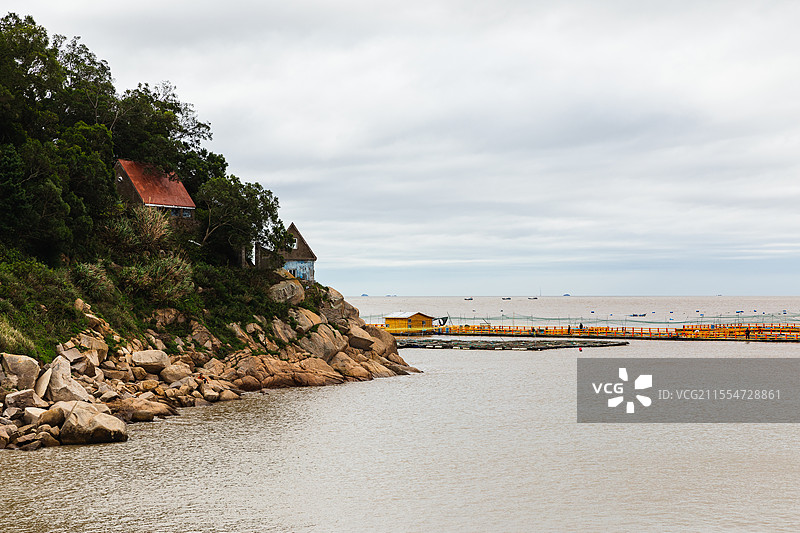 浙江省温州市洞头区，岛礁像一串璀璨的珍珠，镶嵌在碧波万顷的东海岸边，为温州这座海滨城市增添了靓姿。图片素材